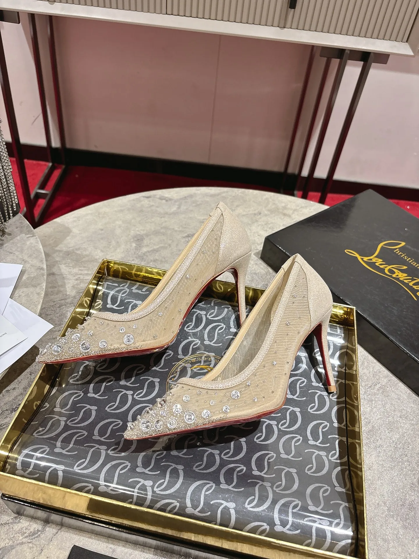 👟👟Ex-factory price 740👟👟 🆑❥∙ Mesh seam drill (single shoe)🦋✪ꫛꫀw.✔︎ This style features a slightly pointed toe made from white mesh with crystal beads and diamonds, a 65mm heel height, hand-placed crystals added to the front, and our signature Louboutin red sole with Christian Louboutin's signature and heart-shaped imprint logo on the insole. Size: 34 yards-42 yards (34.40.41.42. Customized, non-returnable and non-exchangeable‼️) Heel height: 6.5cm Color: White Apricot